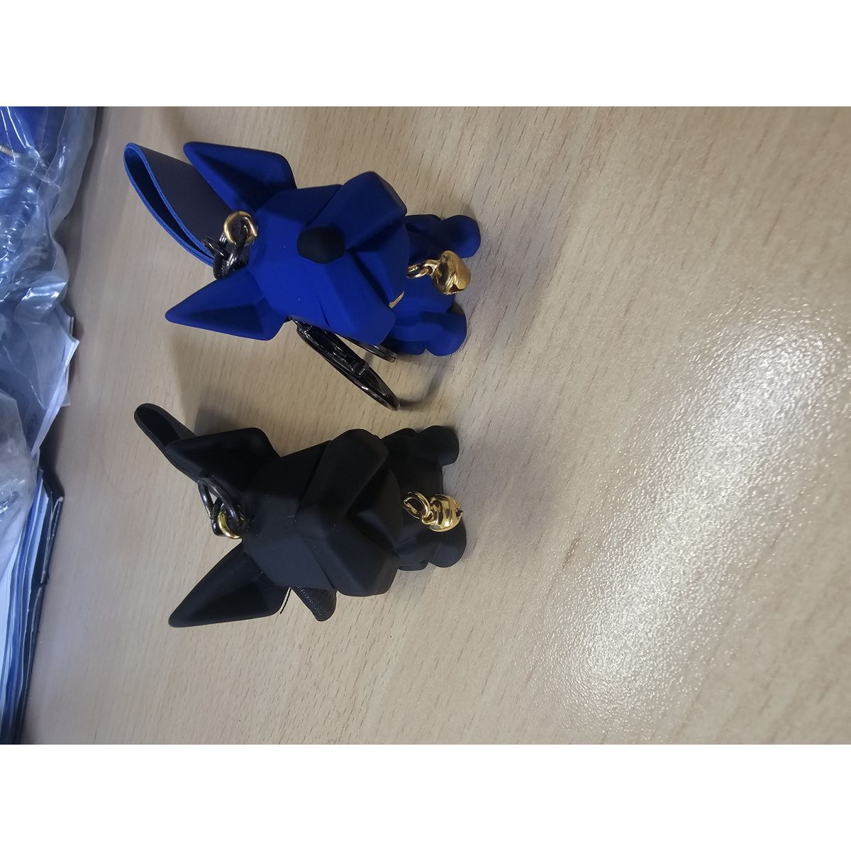 Brelok pies buldog francuski, mix kolorów pakowany po 1 szt.